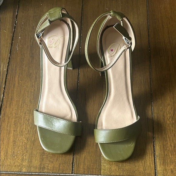 Delicious Shoes - Delicious brand olive green ankle strap block heel sandals size 6.5